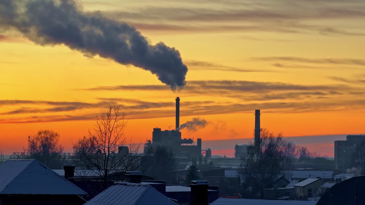 Fumo di ciminiere di fabbriche al tramonto, concetto di inquinamento ambientale