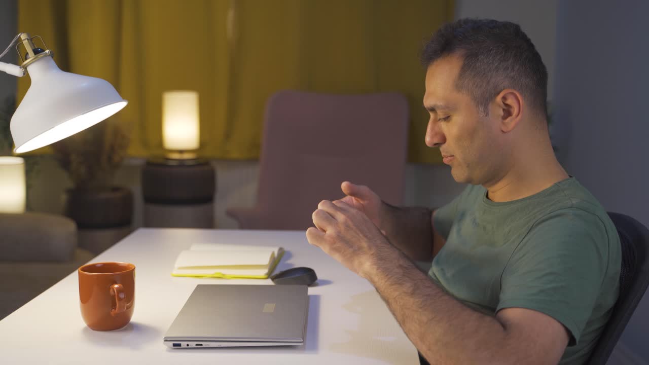 sin dinero, el hombre pone su computadora portátil a la venta. es infeliz.