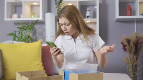 La-Mujer-Abre-Una-Caja-En-Casa-Y-No-Está-Contenta.