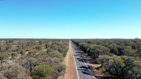 Imágenes-De-Drones-De-Un-Letrero-Del-Interior-De-Queensland-En-El-Horizonte