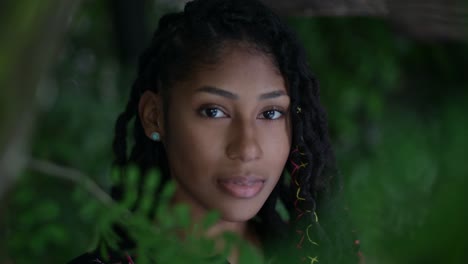 retrato íntimo de una atractiva mujer afro latina