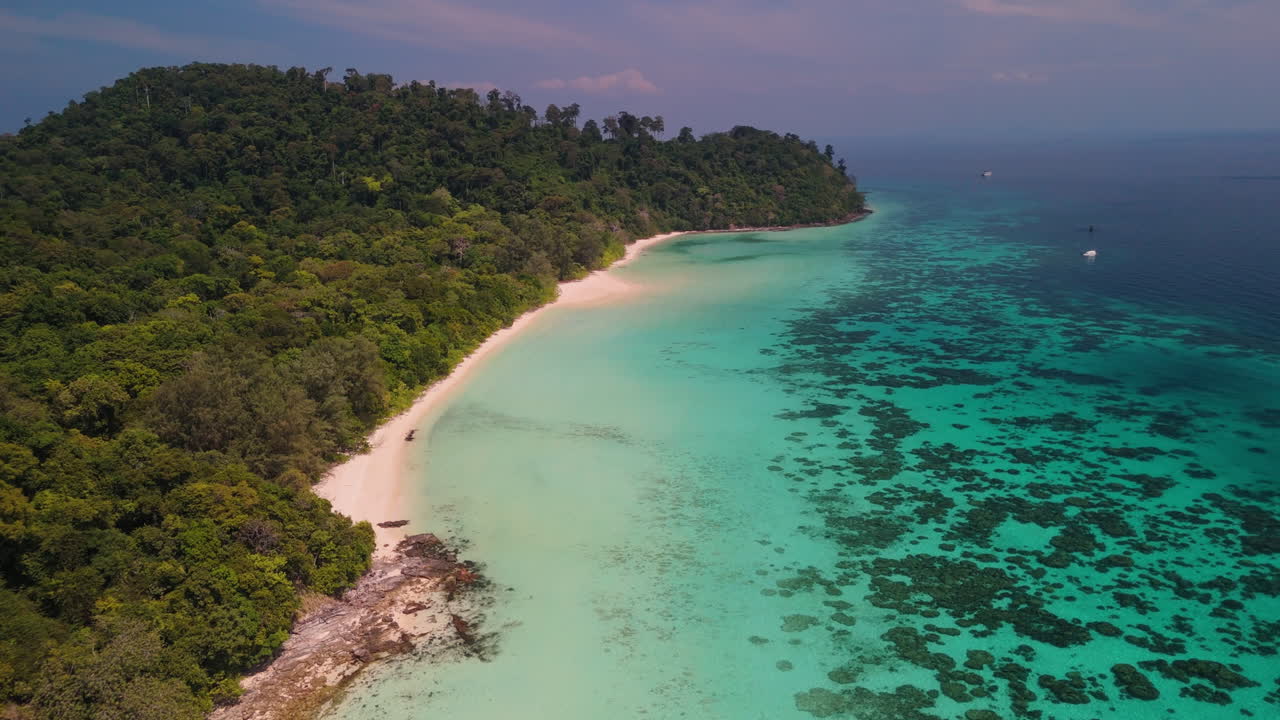 una isla paradisíaca tropical con aguas turquesas