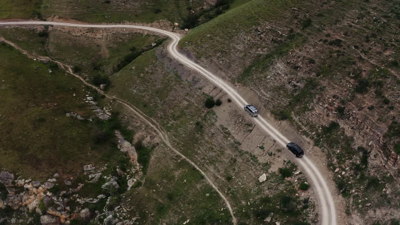 vista aérea de una carretera de montaña sinuosa con coches