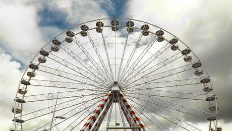 Ein-Riesenrad-Mit-Einem-Bewölkten-Blauen-Himmel-In-Toulouse,-Frankreich