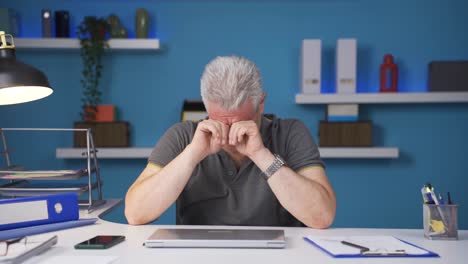 el trabajador de oficina en casa tiene problemas de discapacidad visual.