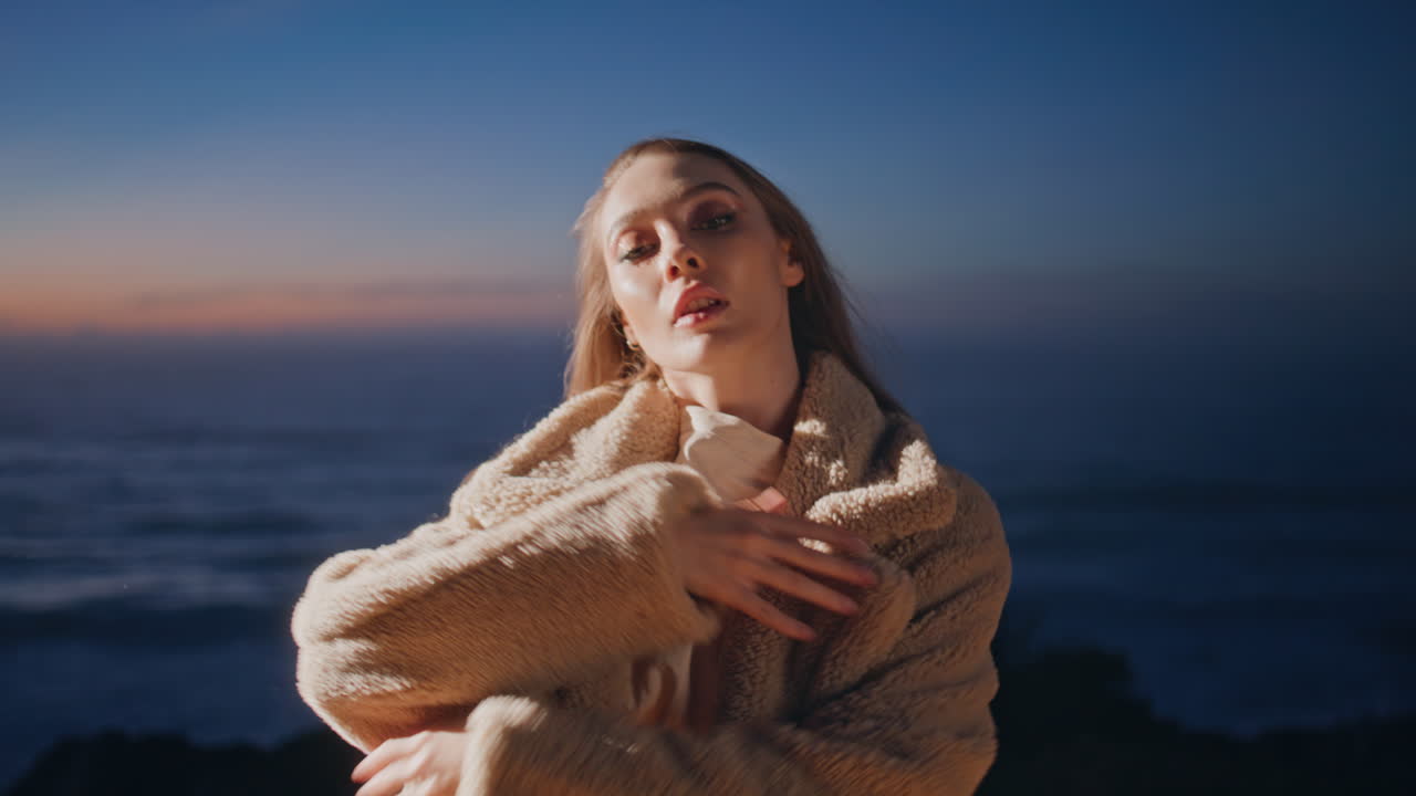 모델 소녀 춤추는 황혼 해변 여름 클로즈업 섹시한 여성 이동 초상화