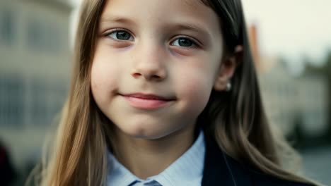 una muchacha de la escuela sonriendo.