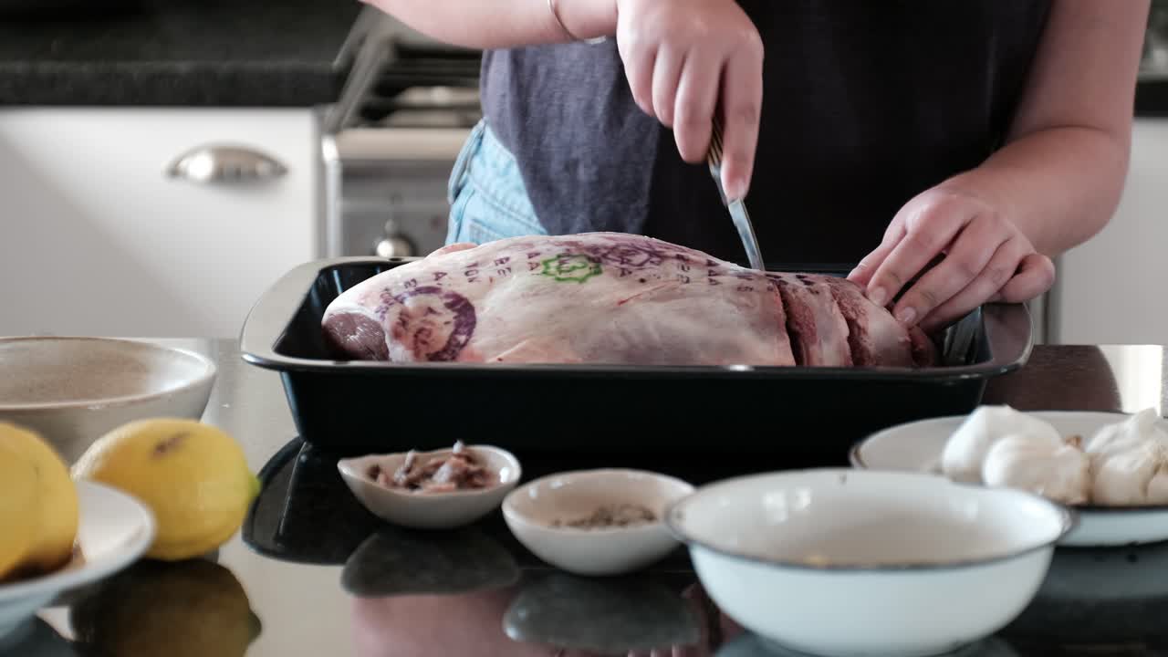 큰 고기 조각을 자르는 요리사