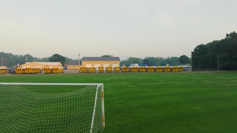 campo de fútbol y varios autobuses estacionados