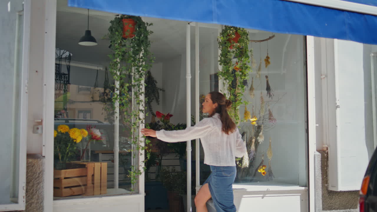 un trabajador exitoso de flores abre una tienda en la ciudad de verano.