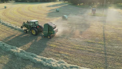 toma estática del tractor conduciendo a través del marco