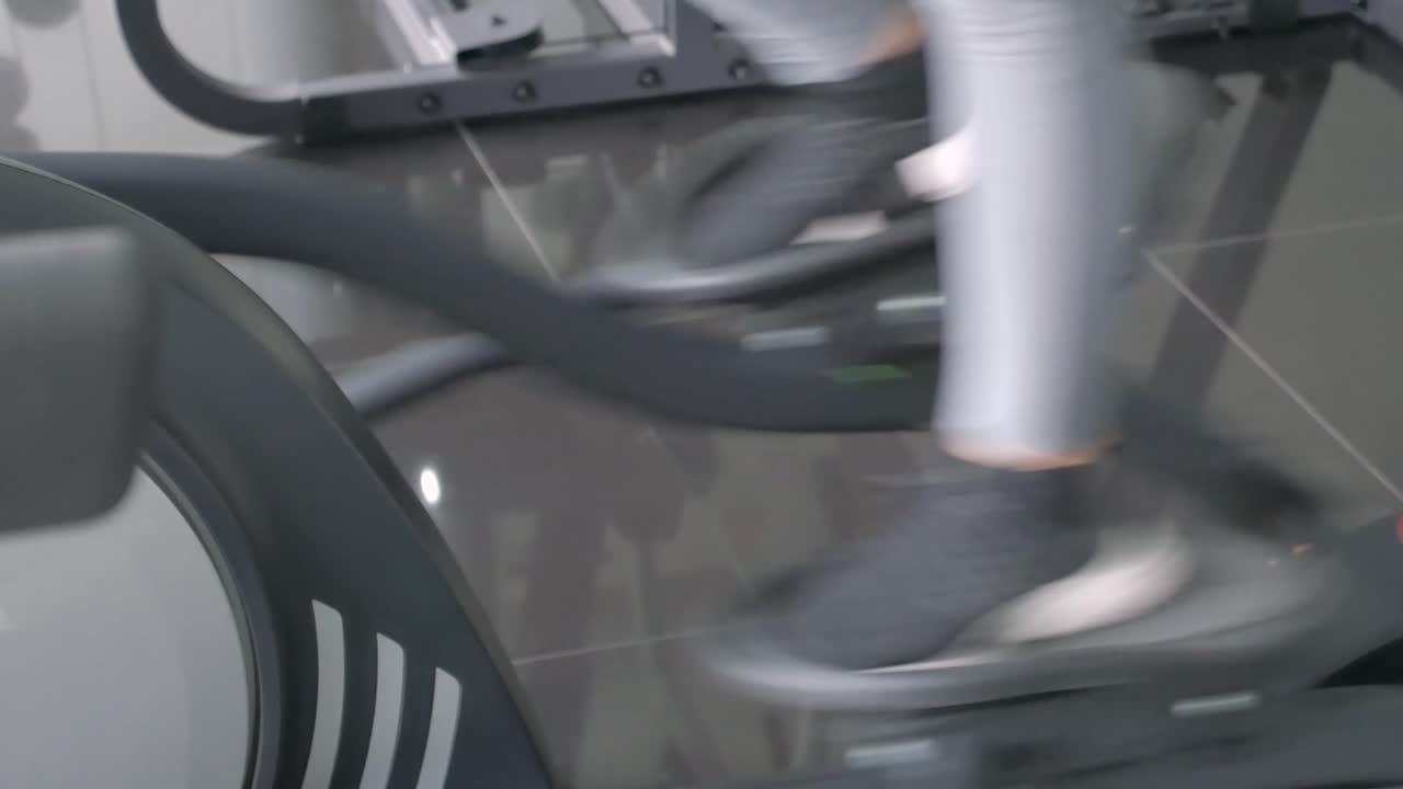 아시아 여자 피트 니스 아시아 여자 다양 한 피트 니스 장비 피트 니스 장비에 운동