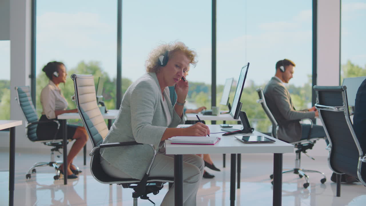 equipo de servicio al cliente en el trabajo