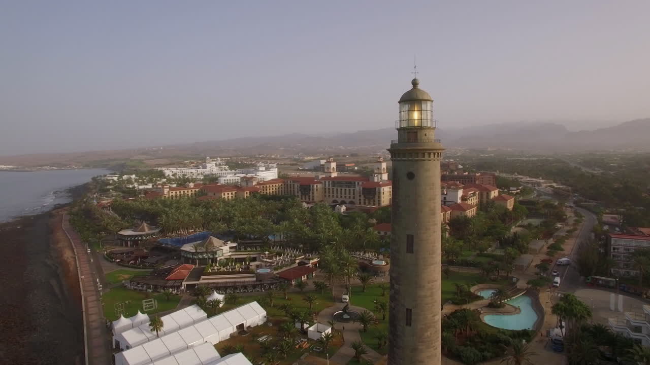 Scena aerea di città turistica e faro Maspalomas Gran Canaria