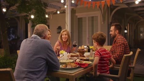 familia de tres generaciones disfrutando del almuerzo al aire libre