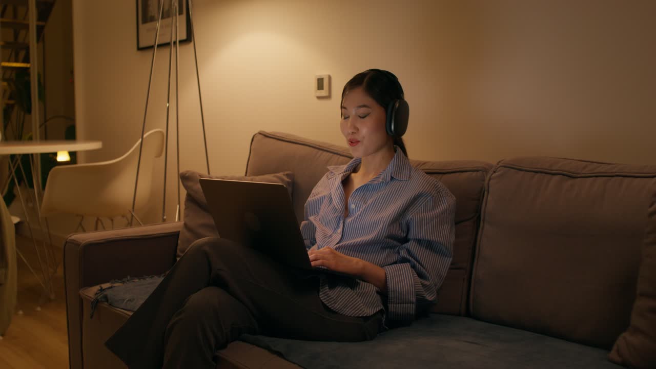 自宅でビデオ通話をする女性
