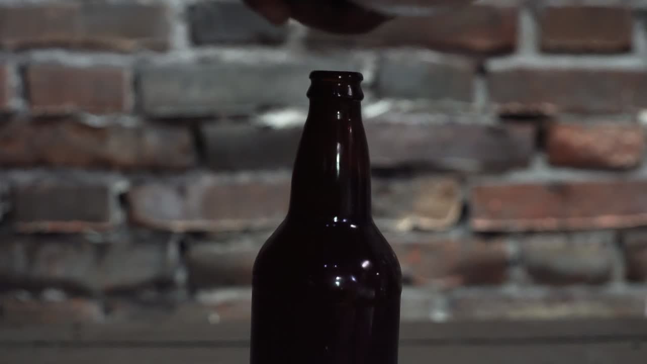 abrir una cerveza fría