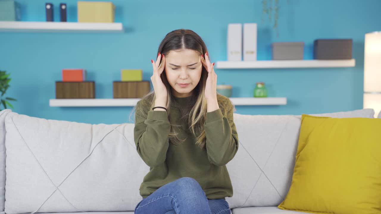 두통을  ⁇ 고 있는 어린 소녀는 고통을 겪고 있습니다.