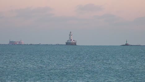 Leuchtturm-In-Der-Ferne-Frühes-Morgenlicht-Sonnenaufgang-Chicago-Lake-Michigan-4k