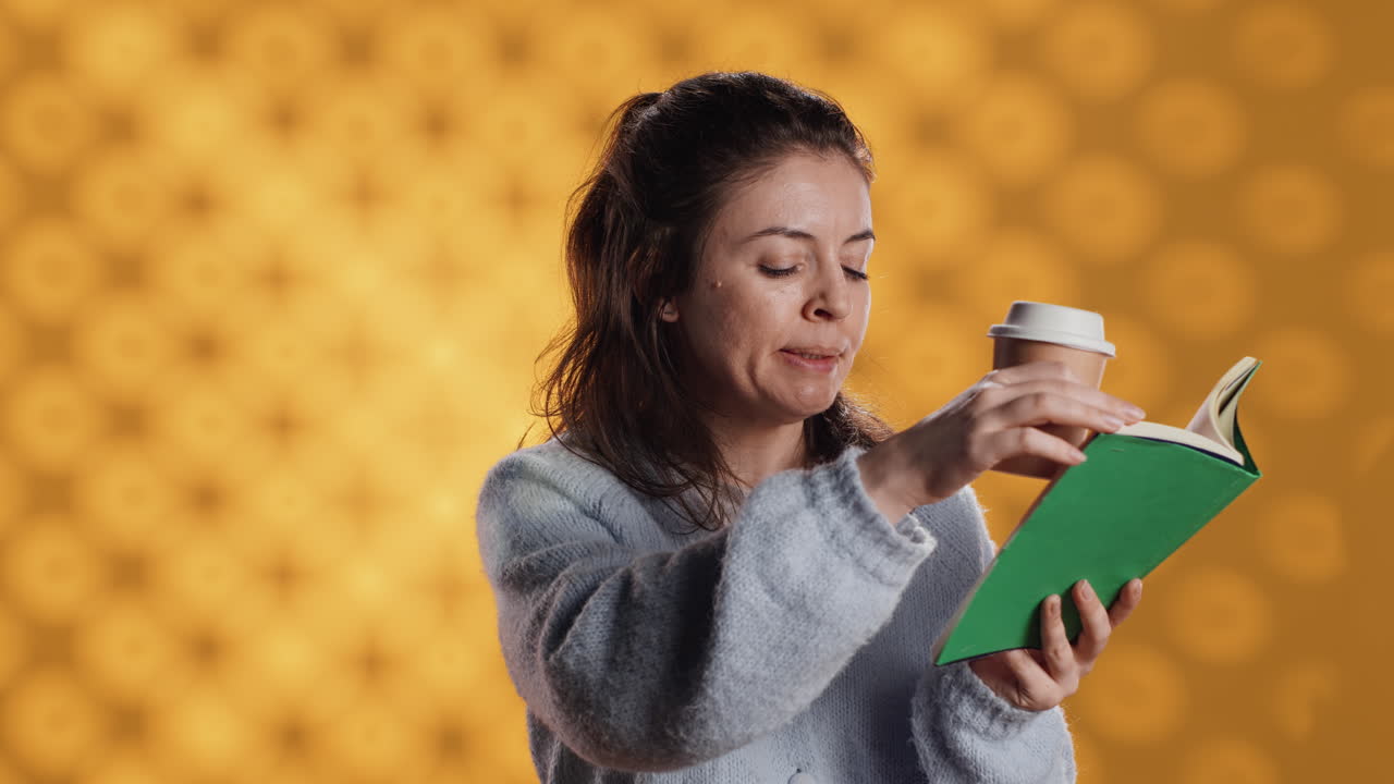 mujer agotada leyendo un libro, bebiendo café para mantenerse despierta, fondo de estudio