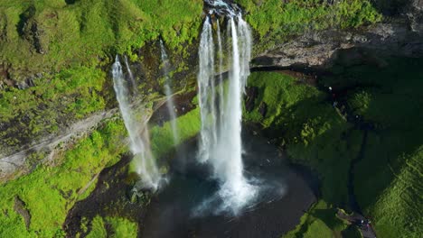 Vista-De-Arriba-Hacia-Abajo-De-La-Cascada-Seljalandsfoss-En-El-Sur-De-Islandia-Durante-Un-Día-Soleado---Antena