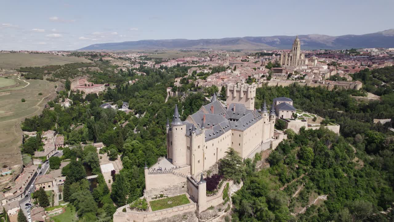 toma cinematográfica del castillo histórico, con vistas a segovia