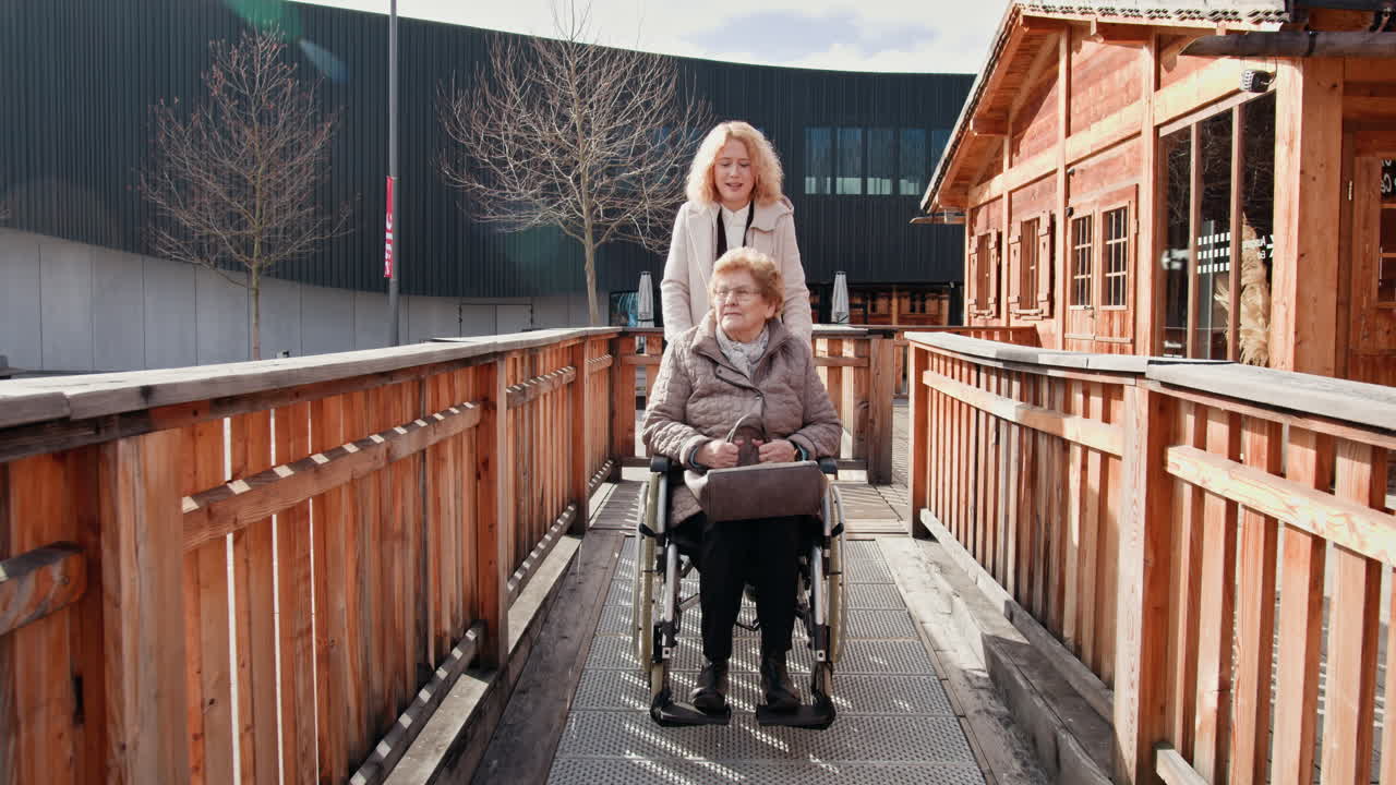 mujer anciana en silla de ruedas con apoyo