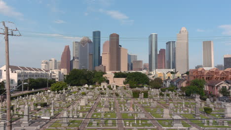 estableciendo una toma del centro de houston filmada desde el vecindario cercano