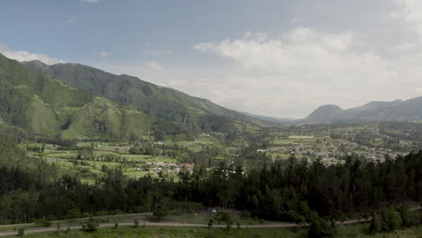 Panorama-Drohnenaufnahme-Der-Landschaft,-Ibarra,-Ecuador