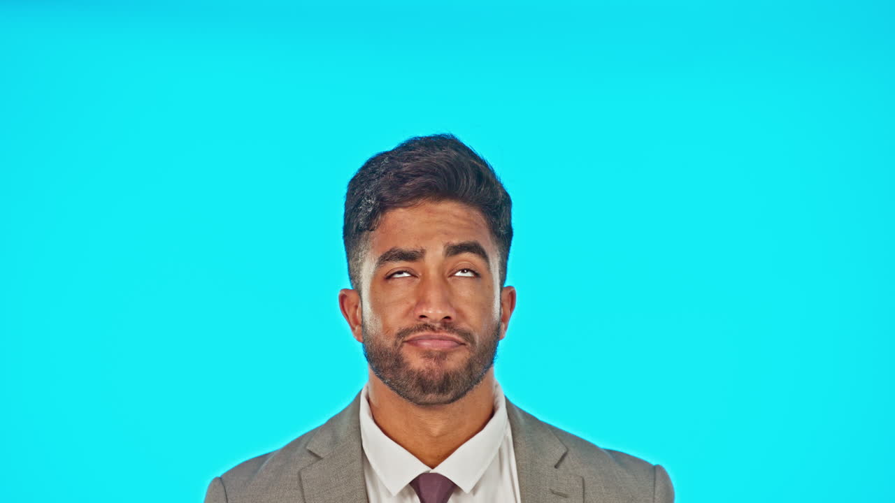 pensando, mirando y un hombre de negocios con dinero