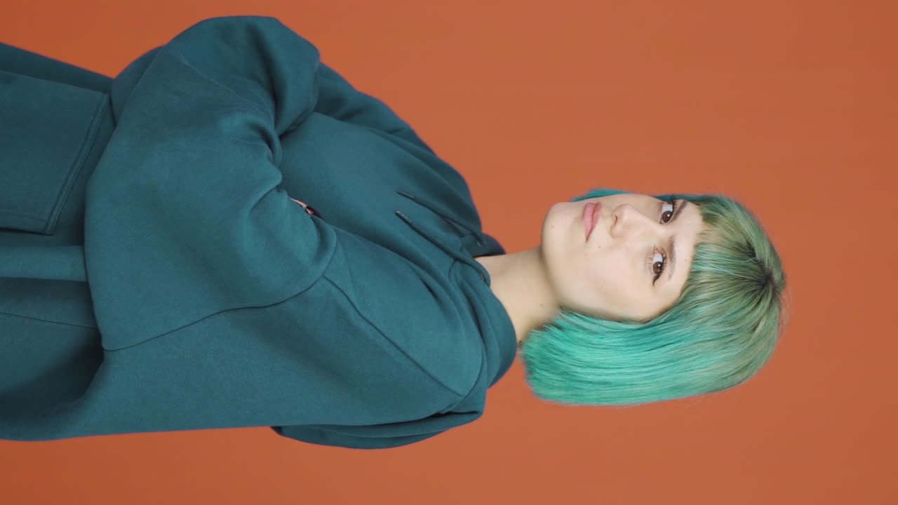 상처받은 젊은 여성의 수직 비디오.