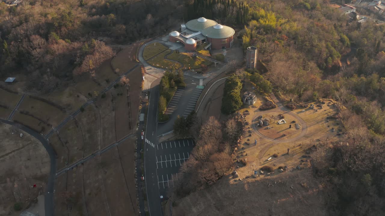puesta de sol sobre el paisaje de shigaraki y el parque cultural de cerámica en un día pacífico, japón