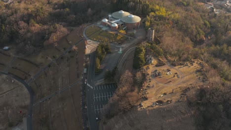 Puesta-De-Sol-Sobre-El-Paisaje-De-Shigaraki-Y-El-Parque-Cultural-De-Cerámica-En-Un-Día-Pacífico,-Japón