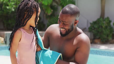 Feliz-Padre-Afroamericano-Limpiando-A-Su-Hija-Con-Una-Toalla