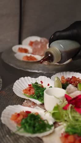 chef preparando un plato de mariscos