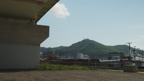 Vista-Del-Monte-Hakodate-Desde-La-Parte-Inferior-Del-Paso-Elevado-De-La-Autopista-En-Hakodate