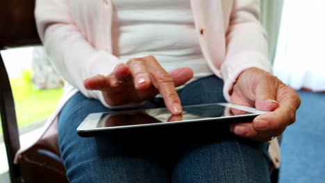 vista de cerca de una mujer jubilada usando una tableta pc