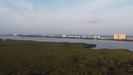 Vista-Aérea-Panorámica-De-La-Laguna-Nichupté-Sobre-El-Puente-Punta-Nizuc-Con-La-Zona-Hotelera-De-Cancún-Al-Fondo.