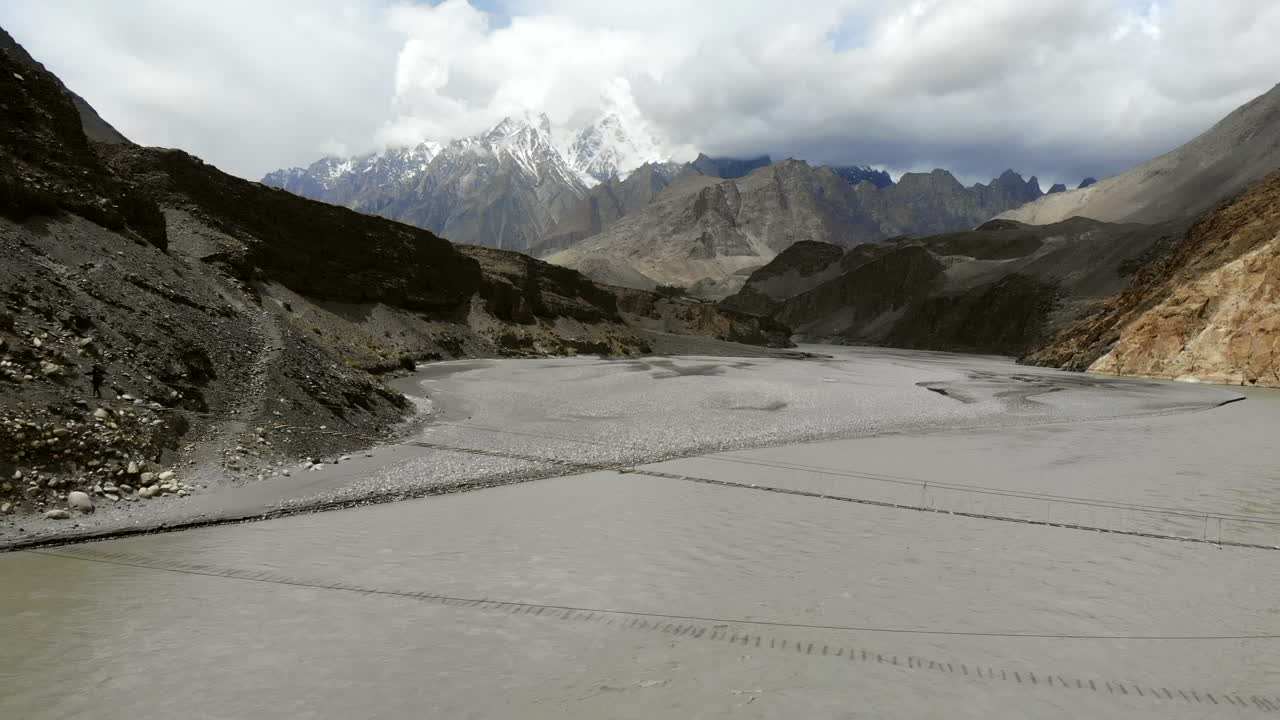 파키스탄 산에서 다리를 건너는 드론 샷
