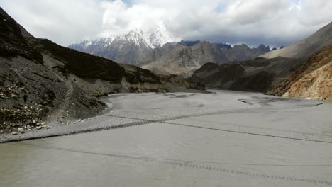 disparo de drones de un puente que cruza en las montañas de pakistán