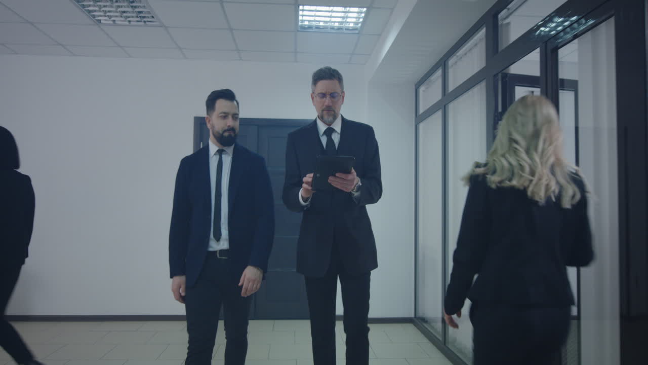 사무실 복도에서 논의하는 사업가들