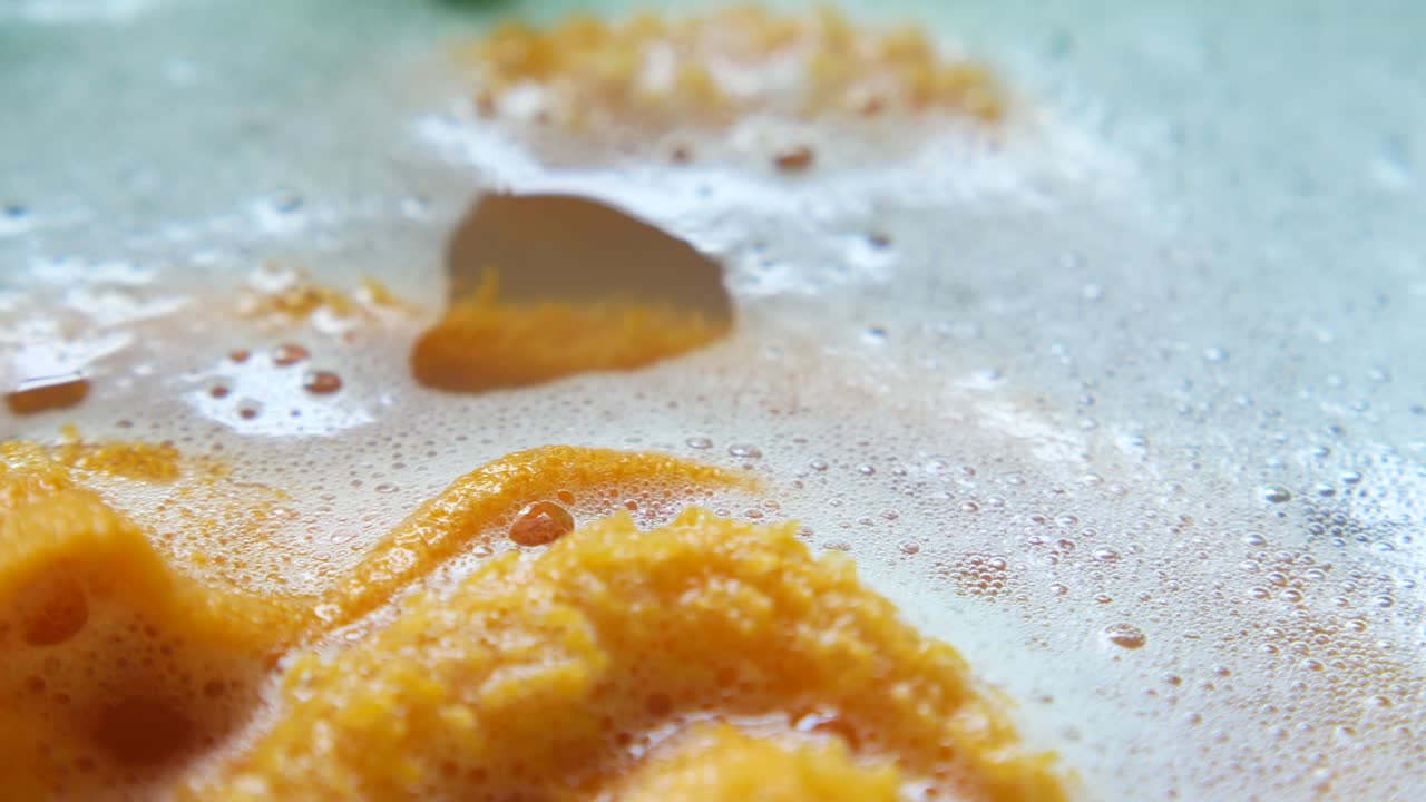 오렌지 조각이 거품 물에서 는 클로즈업