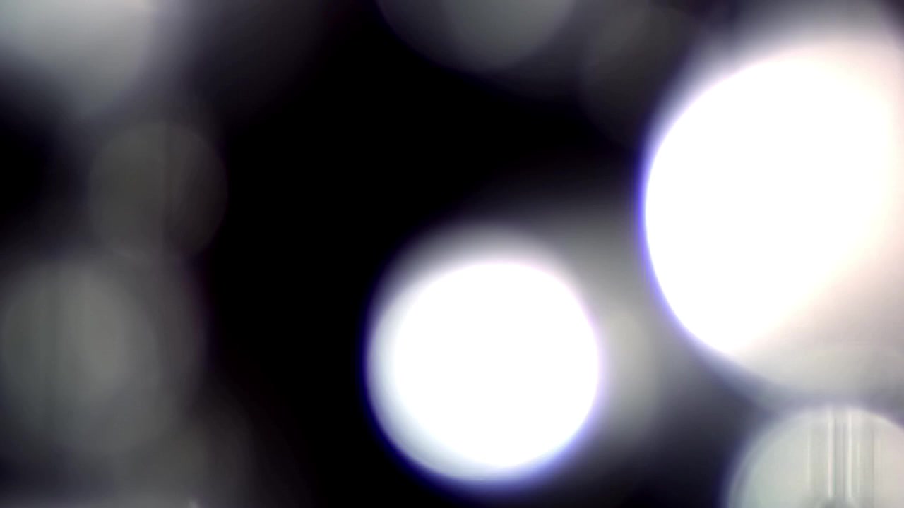Sfondo scuro con luci bokeh morbide e scintillanti
