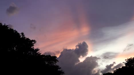 Nubes-De-Puesta-De-Sol-En-San-Jose,-Costa-Rica-Con-Rayos-De-Dios,-Mirando-Hacia-Arriba