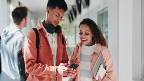 Glückliche-Freunde,-Telefon--Und-Online-Chat-An-Der-Universität