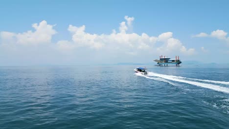 Toma-Aérea-En-órbita-De-Un-Pequeño-Barco-De-Mar-De-Celebridades-Que-Se-Dirige-Al-Mar-Con-Buzos