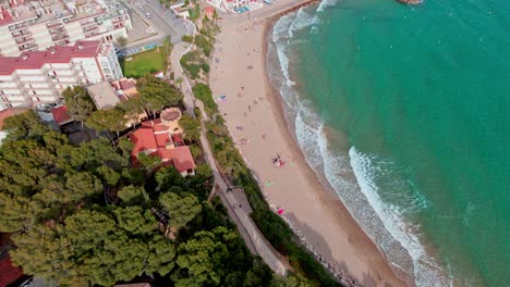 4K-Drohnenaufnahmen-Aus-Der-Luft-Von-El-Roc-De-Sant-Gaietà,-Einem-Malerischen-Ort