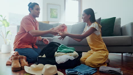 viaje, casa y pareja empacando maleta