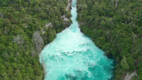 toma aérea de huka falls desde la distancia, nueva zelanda