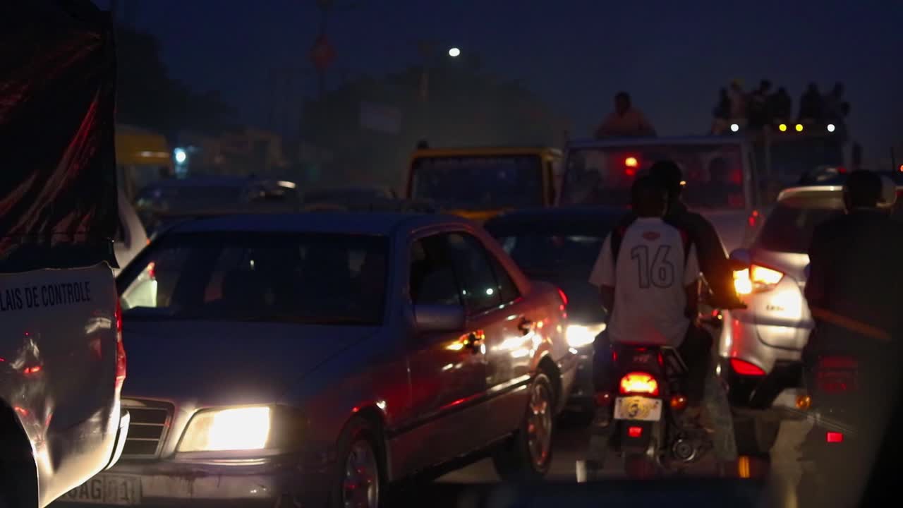 tráfico intenso en la autopista kinshasa - bulevar lumumba por la noche